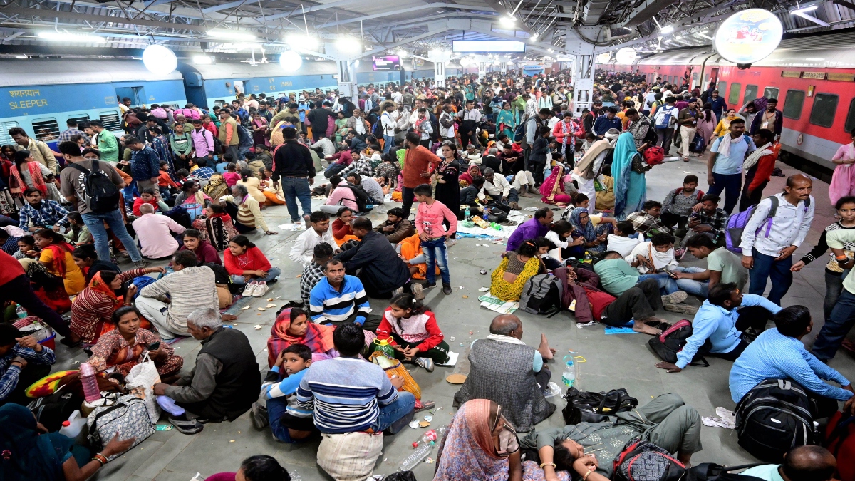 रेलवे स्टेशन पर उमड़ी भीड़