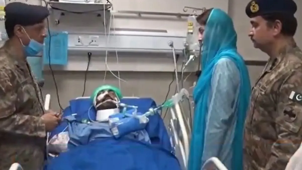पाकिस्तानी पंजाब की मुख्यमंत्री मरियम नवाज ने अस्पताल में एक घायल सैनिक से मुलाकात करती हुईं।