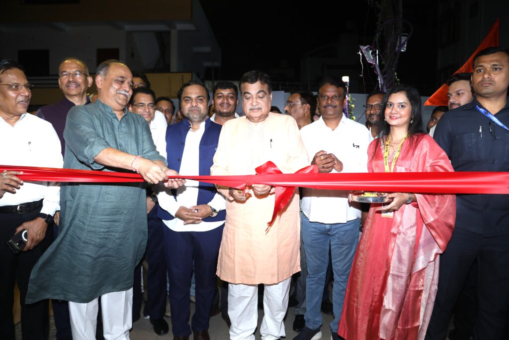 Shri Nitin Gadkari along with other dignitaries during the ribbon-cutting ceremony at the inauguration of the ICTRD Secretariat and Incubation Centre
